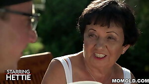 Delivery Crony Fucks Vitalized GILF Pussy